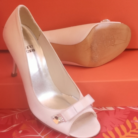 Classy pair of Stuart Weitzman pumps - Picture 8 of 14
